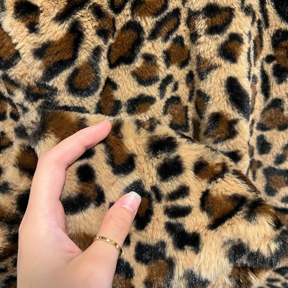 SOLD Oversized women’s leopard print coat/jacket. - Picture 3 of 4